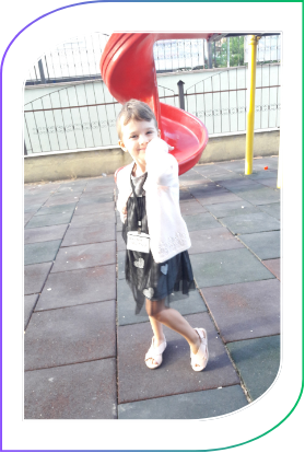 Elisa parkta kameraya gülümsüyor